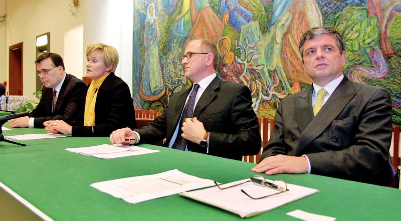 Geir H. Haarde fjármálaráðherra, Valgerður Sverrisdóttir viðskiptaráðherra, Ólafur Ólafsson, forstjóri Samskipa og formælandi S-hópsins, og Peter Gatti, framkvæmdastjóri þýska bankans Hauck & Aufhäuser Privatbankiers KGaA.