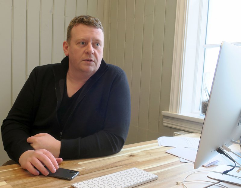 Elías Guðmundsson á skrifstofu sinni á Suðureyri. MYND/GB