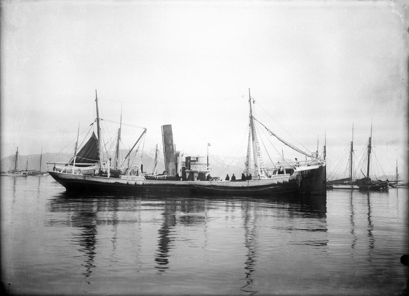 Fyrsti togarinn sem Íslendingar eignuðust, Jón forseti RE 108, á ytri höfninni við Reykjavík einhvern tímann á árunum 1908 til 1914. Til hægri er þilskip, væntanlega kútter Björn Ólafsson GK 21. MYND: Ljósmyndasafn Reykjavíkur/Magnús Ólafsson