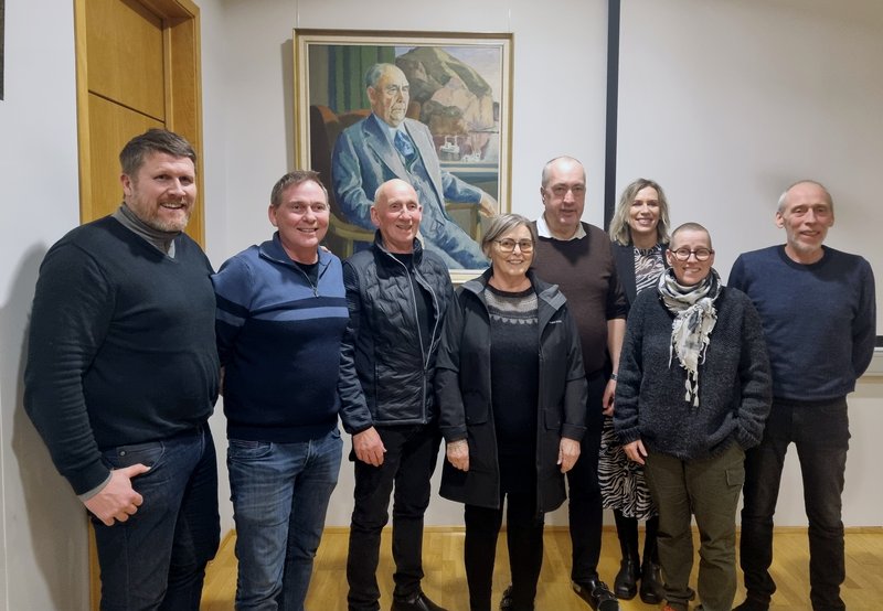 Frá undirritun kaupsamnings í janúar. Frá vinstri: Daði Pálsson, framkvæmdastjóri Leo Seafood, Viðar Sigurjónsson, skipstjóri, Sigurjón Óskarsson og eiginkona hans, Sigurlaug Alfreðsdóttir, Sigurgeir Brynjar Kristgeirsson, framkvæmdastjóri VSV, Andrea Atladóttir, fjármálastjóri VSV, Þóra Hrönn Sigurjónsdóttir, fjármálastjóri Óss og Gylfi Sigurjónsson skipstjóri.