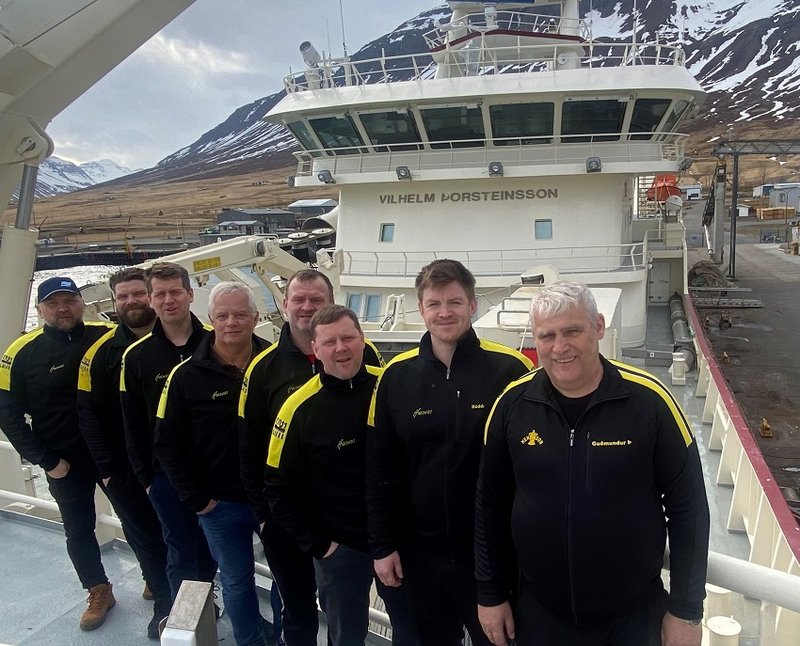 höfnin á Vilhelm Þorsteinssyni: Guðmundur Þ. Jónsson, Björn Björnsson, Jóhann Ólafsson, Ægir Þormar, Þórarinn Þórarinsson, Níels Benjamínsson, Kjartan Hjaltason, Ágúst Bjarnason.