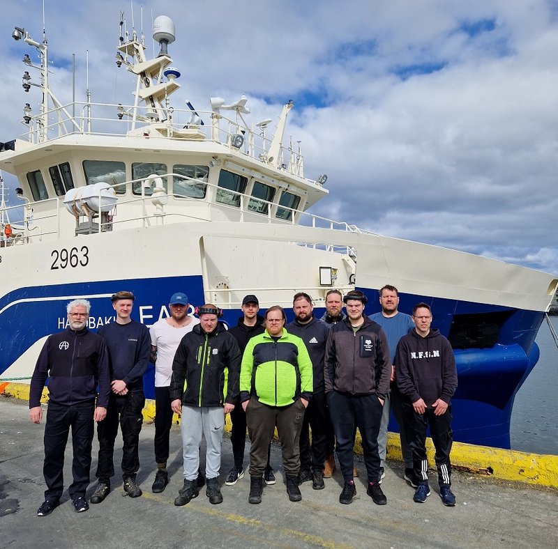 höfnin á Vilhelm Þorsteinssyni: Guðmundur Þ. Jónsson, Björn Björnsson, Jóhann Ólafsson, Ægir Þormar, Þórarinn Þórarinsson, Níels Benjamínsson, Kjartan Hjaltason, Ágúst Bjarnason.
