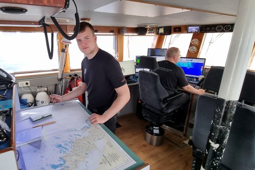 Atli Þór Jónsson bátsmaður skoðar núgildandi sjókort af Hornströndum meðan Hjörtur F. Jónsson stýrimaður mælir inn nýjar dýpisupplýsingar. Mynd Guðmundur Birkir