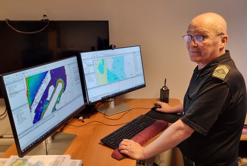 Þórður Gíslason sjókortagerðarmaður vinnur að endurgerð sjókorts af Þorlákshöfn. Mynd/Guðmundur Birkir