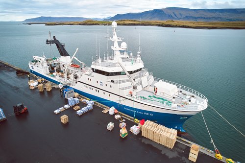 Frystitogarinn Guðmundur í Nesi RE fær þjónustu í Reykjavíkurhöfn. Mynd/Faxaflóahafnir