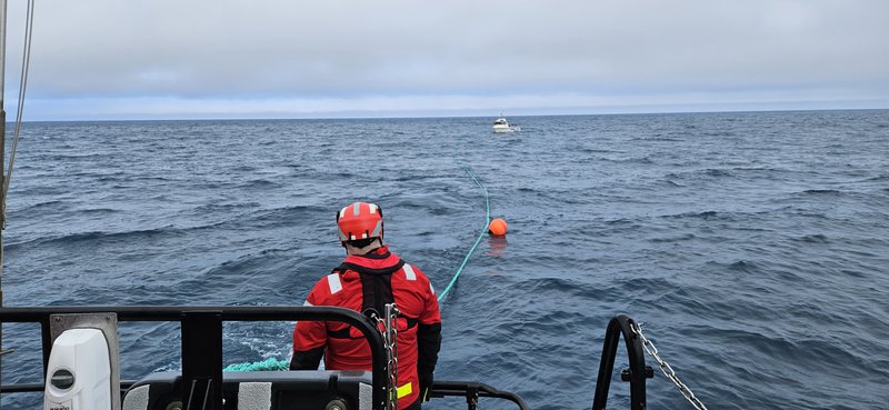 Björgunarskipið Hafbjörg með fiskibátinn í togi. Mynd/Slysavarnafélagið