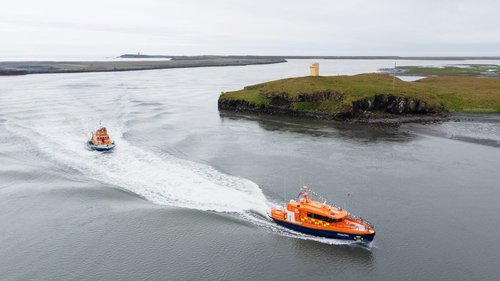 Björgunarfélagsmenn í Hornafirði sigla hinni nýju Ingibjörg framhjá Helli við innsiglinguna til Hafnar. MYND/AÐSEND