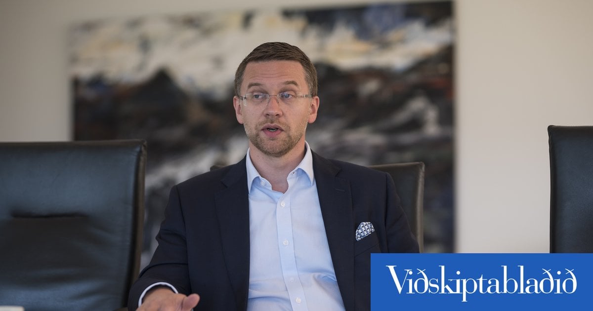 Greiddu tvívegis gegn endur­kjöri sökum kyns