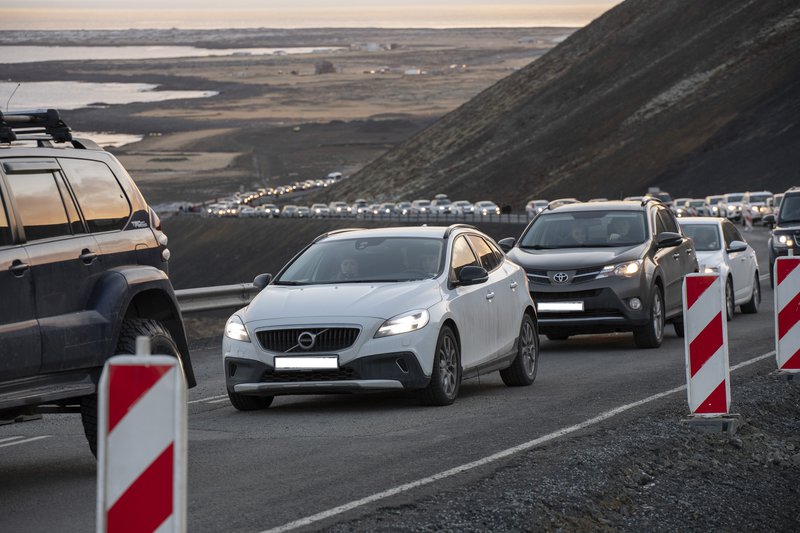 Bílaröð á Suðurstrandarvegi að eldstöðvum