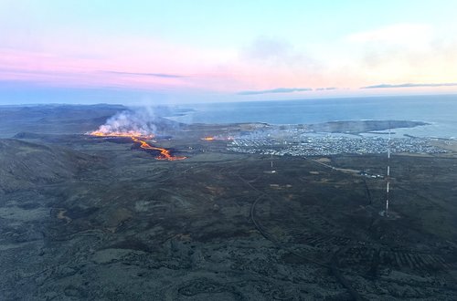 Ískyggileg sjón mætti Sigurði og Þresti þegar þeir flugu að Grindavk í þyrlu Landhelgisgæslunnar. Mynd/Sigurður Arna Kristmundsson