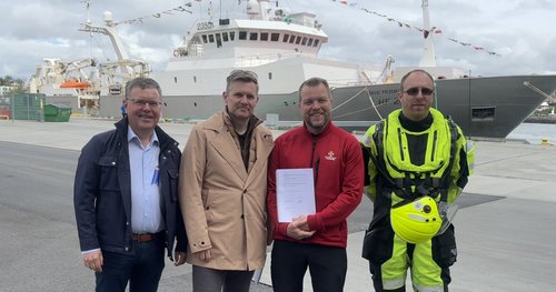 Högni Bergþórsson, Óskar Hafnfjörð Auðunsson, forstjóri Trefja, Guðjón Rúnar Sveinsson og Kristján Arason, frá Björgunarsveit Hafnarfjarðar. MYND/AÐSEND