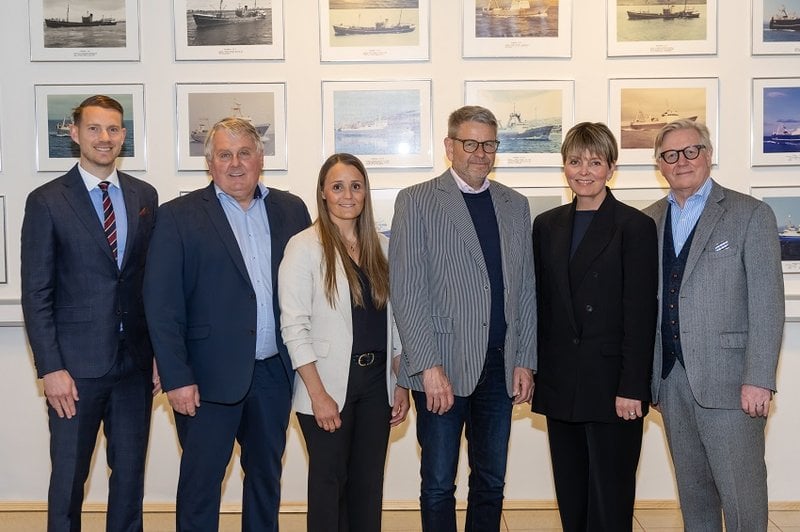 Baldvin Þorsteinsson (tv.) og stjórn Samherja. Kristján Vilhelmsson, Dagný Linda Kristjánsdóttir varaformaður, Jón Sigurðsson formaður, Ásta Dís Óladóttir og Óskar Magnússon. Mynd/Axel Þórhallsson