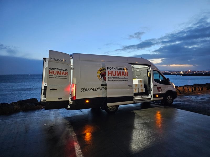 Bíllinn lestaður humri í morgunsárið.