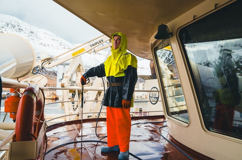 Það er spúlað og skrúbbað til að undirbúa fyrir veiðar á kolmunna.