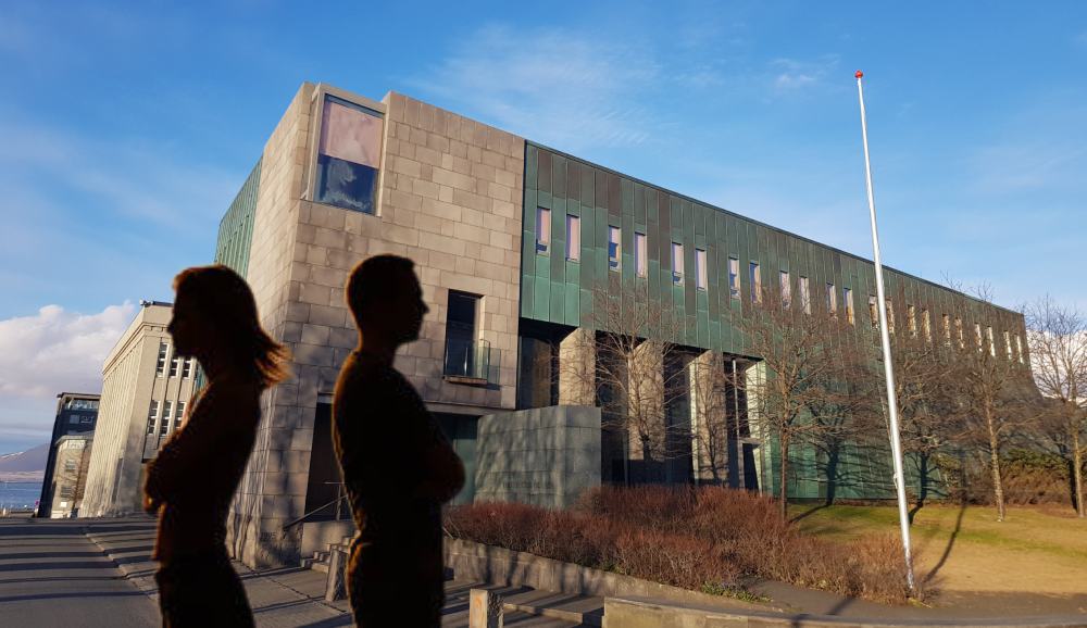 Tug­milljarða deilu hjóna um kauprétt vísað frá dómi