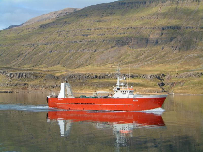 Gullver NS siglir inn Seyðisfjörð á fögrum sumardegi