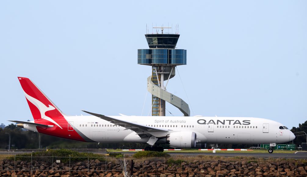 Veggjalýs kyrrsettu vél Qantas í Róm