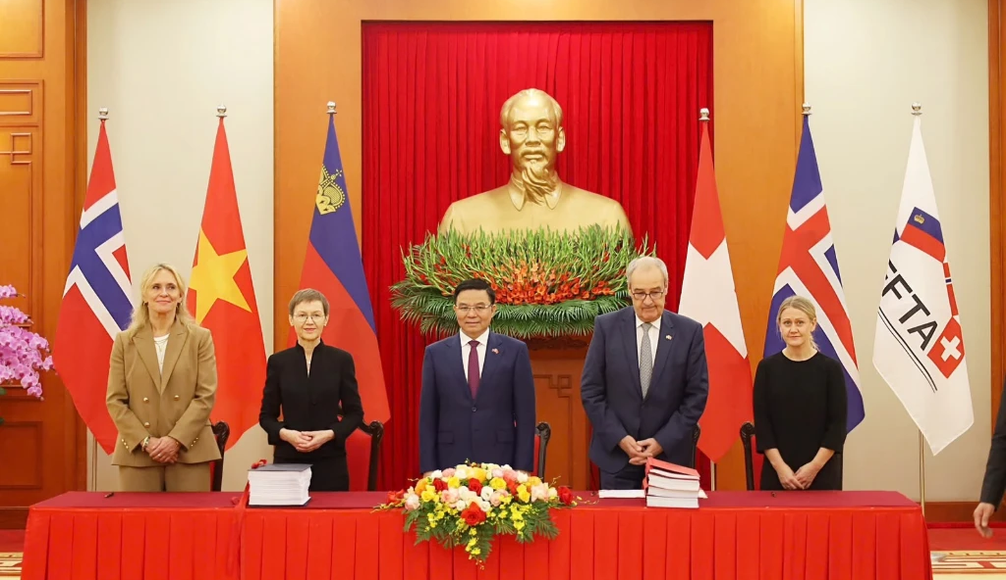 Fríverslunar­samningur við Víetnam undir­ritaður í Hanoi