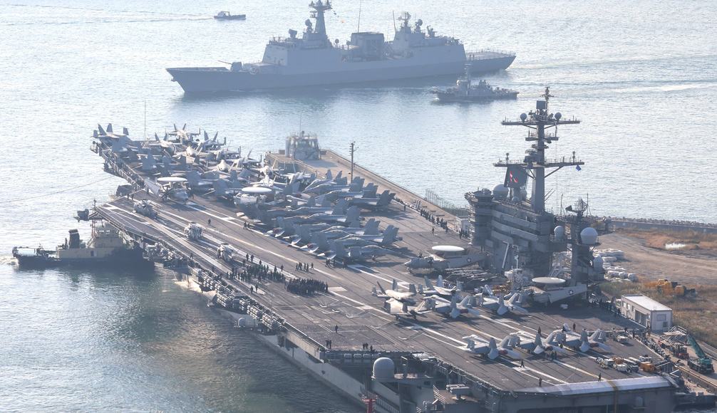 Um borð í flugmóðurskipinu Washington