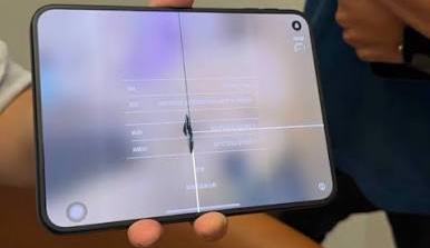 Skjáir farnir að springa í nýjum iPhone Duo