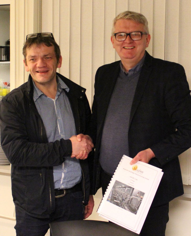 Samningurinn handsalaður