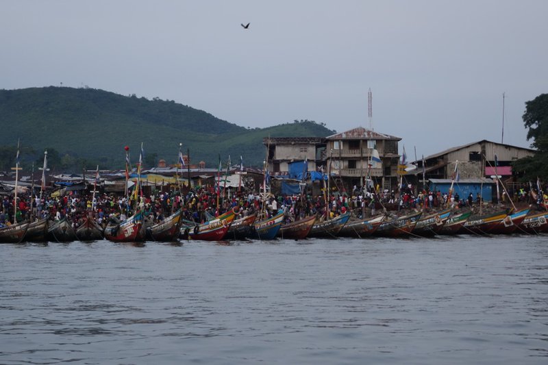 Bátar heimamanna í Sierra Leóne við landfestar.