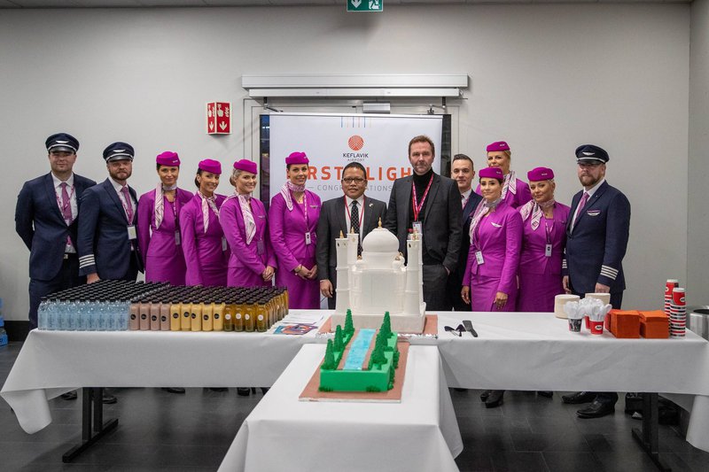 Skúli Mogensen, forstjóri WOW air og Hr. T. Armstrong Changsan, sendiherra Indlands á Íslandi ásamt áhöfn fyrsta flugs WOW air til Nýju Delí.